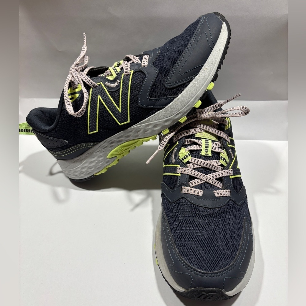 New Balance 410v7 Trail Running Shoes Womens 9.5 Navy Lime WT410LP7 - Picture 2 of 8